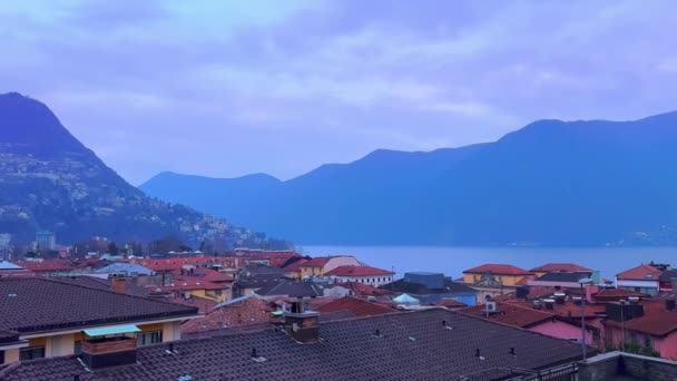 Desfrute Panorama Crepúsculo Nublado Dos Telhados Vermelhos Cidade Velha Montanhas — Vídeo de Stock