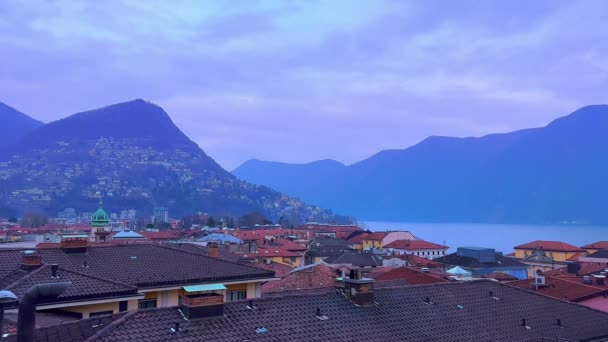 Crepúsculo Nebuloso Nos Alpes Com Vista Para Monte Bre Telhados — Vídeo de Stock