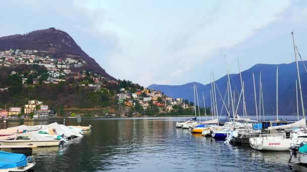 Marina Com Iates Barcos Lago Lugano Contra Pitoresco Monte Bre — Vídeo de Stock