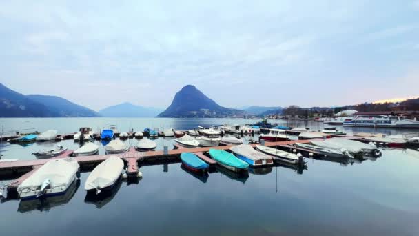 モンテサンサルバトールとルガーノプレアルプス ルガーノ ティチーノ スイスとマリーナで釣りと喜びのボートを搭載したパノラマ — ストック動画