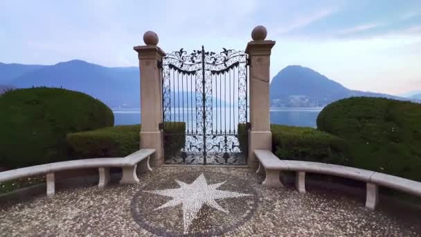 Caminhe Pelo Beco Parco Ciani Veja Através Portão Lago Lugano — Vídeo de Stock