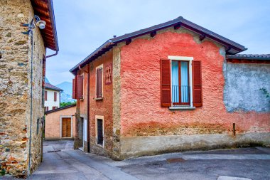 İsviçre 'de eski evi olan küçük sakin bir köy.