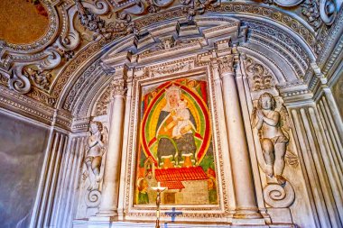 LUGANO, SWitzERLAND - 18 Mart 2022: Santa Maria di Loreto Kilisesi 'nde 18 Mart' ta İsviçre 'nin Lugano kentinde bulunan Madonna' nın ortaçağ freski