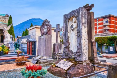 LUGANO, SWitzERLAND - 18 Mart 2022: 18 Mart 'ta İsviçre' nin Lugano kentinde anıtsal mezarlıkta heykelleri olan tarihi mezarlıklar