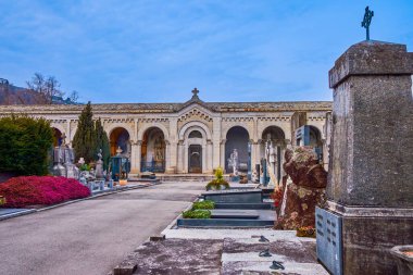 LUGANO, SWitzERLAND - 18 Mart 2022: 18 Mart 'ta İsviçre' nin Lugano kentinde tarihi mezarlıklar, heykeller ve anıtlar bulunan anıtsal mezarlık