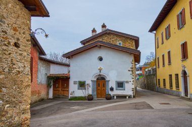 İsviçre 'de eski evi olan küçük sakin bir köy.