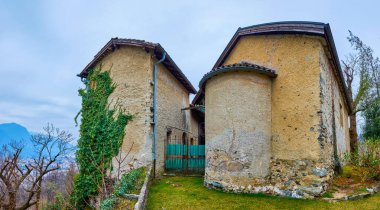 Lugano, İsviçre 'deki ortaçağ San Maurizio Kilisesi' nin eski püskü duvarı.