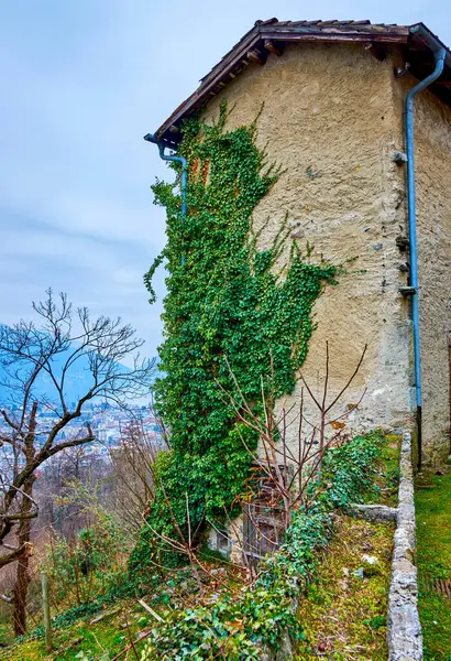 Lugano, İsviçre 'deki ortaçağ San Maurizio Kilisesi' nin eski püskü duvarı.