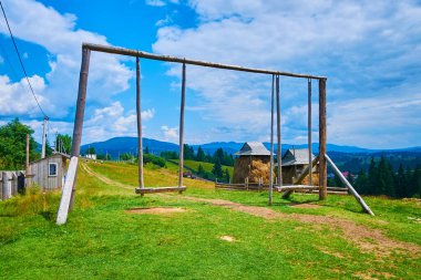 Dağ Vadisi Karabiberleri (Polonyna Pertsi), Yablunytsya, Karpatlar, Ukrayna 'daki çayırlarda uzun ağaç salıncağı.