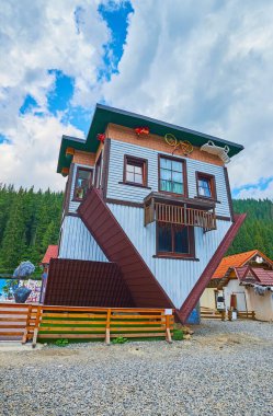 Küçük baş aşağı evin ön cephesi, Bukovel, Ukrayna 'daki turistik yer.