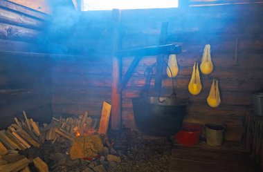 YABLUNYTSYA, UKRAINE - 24 Temmuz 2021: Mountain Valley Peppers el sanatları köyünde Hutsul peyniri yapan süt ürünleri, üretim ve duman süreci performansı ile 24 Temmuz 'da Yablunytsya' da