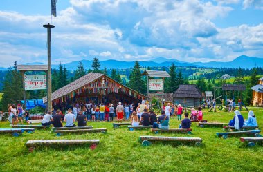 YABLUNYTSYA, UKRAINE - 24 Temmuz 2021: 24 Temmuz 'da Yablunytsya' da, Mountain Valley Peppers (Polonyna Pertsi) eğlence parkında halk gösterisini açık havada izleyin.