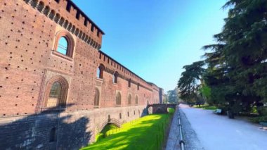 İtalya 'nın Milano kentindeki Sforza Kalesi' nin yüksek duvarları ve hendeği olan ortaçağ Torre Falconiera kulesine sahip Panorama