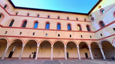 İnce sütunlar, atari salonları ve freskli dekorlarla tarihi Rocchetta kortunun panoraması, Sforza Castle, Milan, İtalya