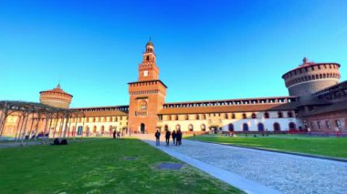 İtalya 'nın Milano kentinde bulunan Castello Sforzesco' lu Piazza dArmi (Sforza 'nın Kalesi) avlusunda yürüyün