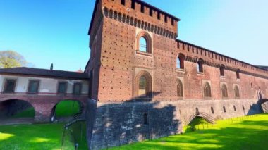 İtalya 'nın Milano kentindeki Sforza Kalesi' nin büyük savunma duvarları ve derin hendekleri boyunca yürü
