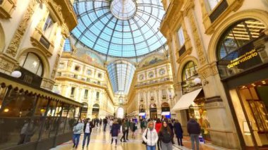 Ana meydanı ve kubbesi olan Galleria Vittorio Emanuele II 'nin iç mekanı, Milan, İtalya