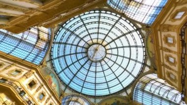 Galleria Vittorio Emanuele II 'nin süslü cam kubbesi, sıva rahatlatıcı ve mozaik dekoratif panellerle çevrili, Milan, İtalya