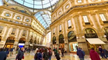 MILAN, ITALY - 5 Nisan 2022: Galleria Vittorio Emanuele II 'nin olağanüstü cam kubbesi ile anıtsal iç mekanı, 5 Nisan' da Milano, İtalya 'da
