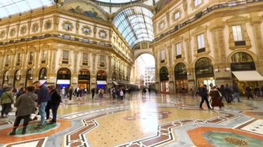 MILAN, ITALY - 5 Nisan 2022: Galleria Vittorio Emanuele II 'nin renkli mozaikleri, kalıpları, olağanüstü cam kubbesi ile panoramik iç mekanı, 5 Nisan' da İtalya 'nın Milano kentinde
