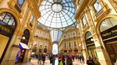 Galleria Vittorio Emanuele II 'nin lüks butikleri ve restoranları, Milan, İtalya