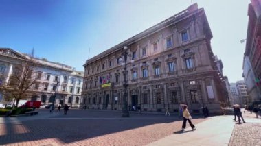 MILAN, ITALY - 5 Nisan 2022: 5 Nisan 'da İtalya' nın Milano kentinde Palazzo Marino, Palazzo della Banca Banca Ticari İtalyan ve La Scala tiyatrosu ile Piazza della Scala panorama