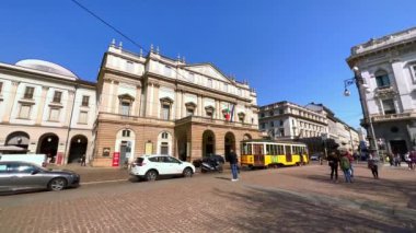MILAN, ITALY - 5 Nisan 2022: La Scala tiyatrosu ve klasik tramvayı ile Piazza della Scala, 5 Nisan 'da İtalya' nın Milano kentinde