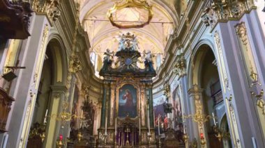 Süslü sunak, dekore edilmiş duvarlar ve San Francesco di Paola Kilisesi 'nin mahzeni, Milan, İtalya