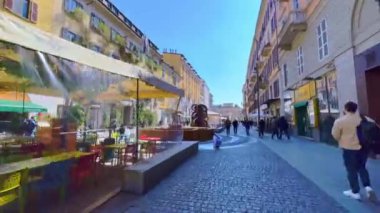 MILAN, ITALY - 5 Nisan 2022: Corso Como sokağı, 5 Nisan 'da İtalya' nın Milano kentinde bulunan Kafeler, restoranlar, çeşmeler, çiçeklikler, yeşil bitkiler ve Porta Garibaldi manzaralı ünlü bir turistik yerdir.