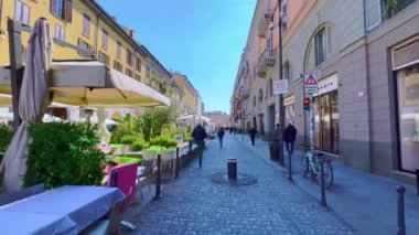 Pedestrian Corso Como, dinlenmek için çok popüler bir yerdir ve tarihi Porta Garibaldi, Milan, İtalya 'da harika bir manzaranın keyfini çıkarmaktadır.