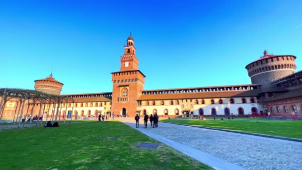 イタリア ミラノのカステッロ スフォルツェスコ Sforza Castle の傑出した中庭を散策する — ストック動画
