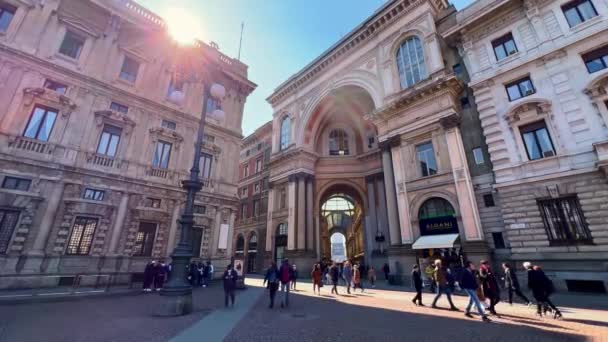 イタリア ミラン April 2022 イタリアのミラノにある4月5日に ヴィトリオ エマヌエーレ2世広場に面した ギャレリア ヴィトリオ エマヌエレ2世へのトリウマルアルの形の壮大な入口 — ストック動画