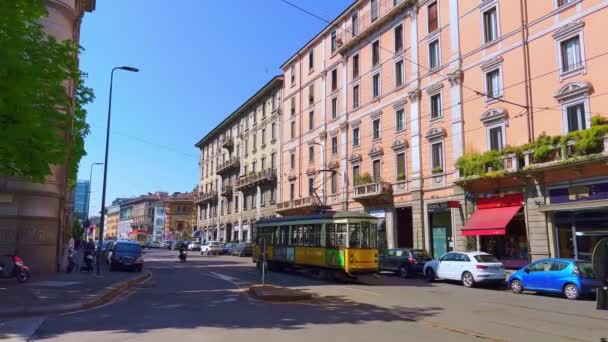 ミラノ イタリア エイプリル5 2022 ポルタ ヌオーヴァ地区のヴィアーレ モンテ グラッパのレトロ調路面電車 4月5日にイタリアのミラノで — ストック動画
