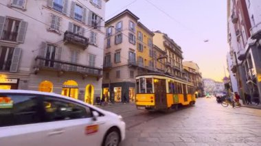 Corso Magenta caddesi boyunca akşamları eski binalarla klasik tramvay yolculukları, Milano, İtalya