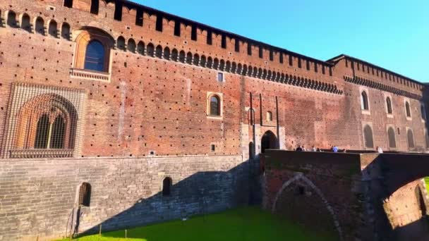 中世の防御壁 深い掘削堀 イタリアのミラノのサフォルツァ城のポルタバルチョゲート — ストック動画