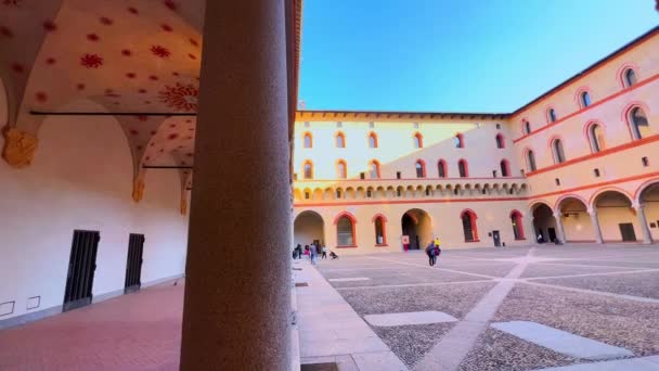中世ロッチェッタ宮廷のパノラマ 日陰のアーケードとフレスコ画の金庫 スフォルツァ城 ミラノ イタリア — ストック動画