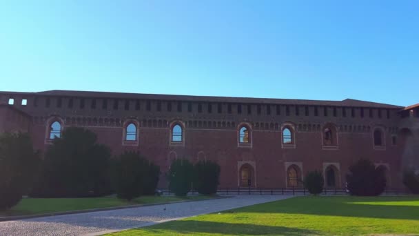 美しい歴史的なコルテ マッジョーレ ピアッツァ ダルミ 武器裁判所 のパノラマは サフォルツァ城 ミラノ イイトレでレンガのランプと塔を保存しました — ストック動画