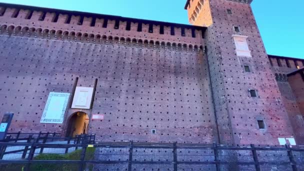 サフォルツァ城の赤レンガの壁のパノラマ サヴォリア タワー ミラノ イタリア — ストック動画