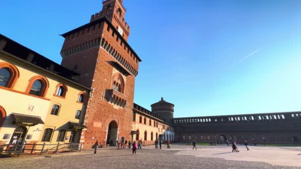 歴史的なコルテ マッジョーレ ピアッツァ ダルミ 武器裁判所 レンガのトーレ フィラレート サフォルツァ城 ミラノ イタリアを眺めることができます — ストック動画