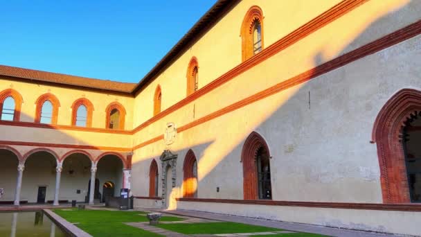 イタリア ミラノのルネサンス様式の偉大な中世のログアスカの城のコルテ ドゥカールのパノラマ — ストック動画