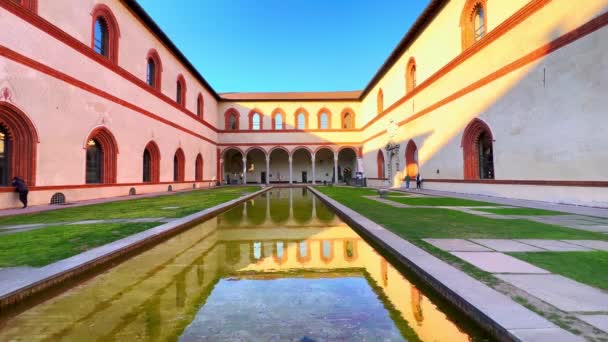 プールの水にコルテ ドゥカールのルネッサンス様式のロッジアの反射 ミラノのサフォルツァ城 イタリア — ストック動画