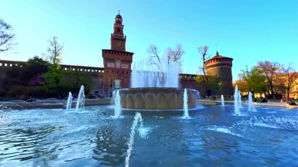 カステッロ広場の大きな噴水とサフォルツァの城 ミラノ イタリアの景色 — ストック動画
