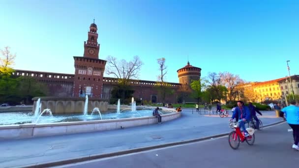 Illalla Viettää Piazza Castello Sforzan Linnassa Kaunis Suihkulähde Milano Italia — kuvapankkivideo