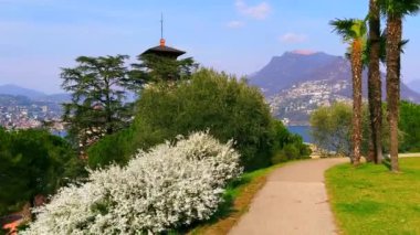 Güzel yeşil Parco Panoramico Paradiso 'da yürüyün ve mavi Lugano Gölü' nü izleyin, Castello Cattaneo Kulesi ve Monte Bre arka planda, Paradiso, İsviçre