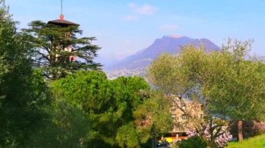 Yeşilli yeşil Parco Panoramico Paradiso 'nun manzarasının tadını çıkarın, arka planda Castello Cattaneo, Lugano Gölü ve Monte Bre, İsviçre