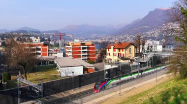 Modern yolcu treni Lugano-Paradiso Tren İstasyonu, Lugano, İsviçre