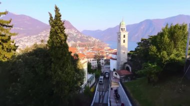 Sassellina Funicular, Lugano Katedrali 'nin çan kulesi, yemyeşil park ve arka planda Lugano Gölü, Ticino, İsviçre