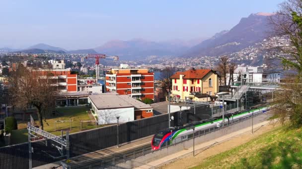 Moderno Tren Pasajeros Llega Estación Tren Lugano Paradiso Lugano Suiza — Vídeo de stock