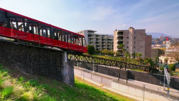Kırmızı Monte San Salvatore Füniküler Tramvayı Paradiso Tren Stasyonu Üzerinde — Stok video