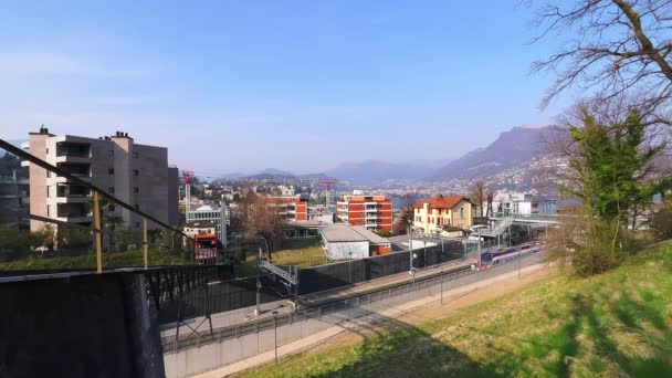 卢加诺 帕拉迪索火车站和瑞士卢加诺San Salvatore Funicular山红色有轨电车的全景 — 图库视频影像